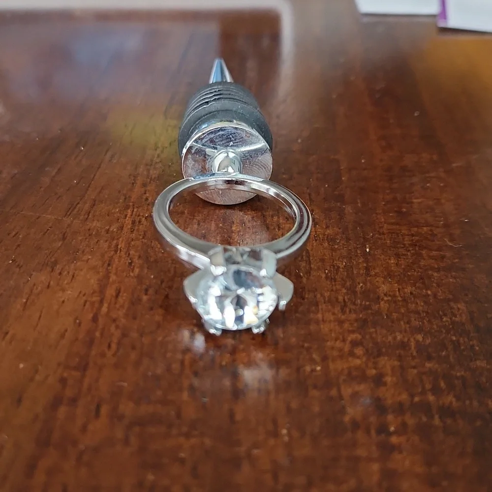 DIAMOND RING BOTTLE STOPPER. - Picture 2 of 3